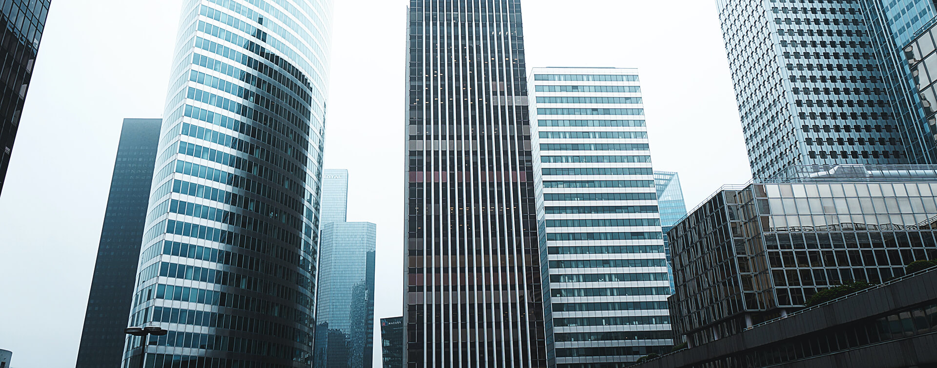 Profissional realizando instalação elétrica segura